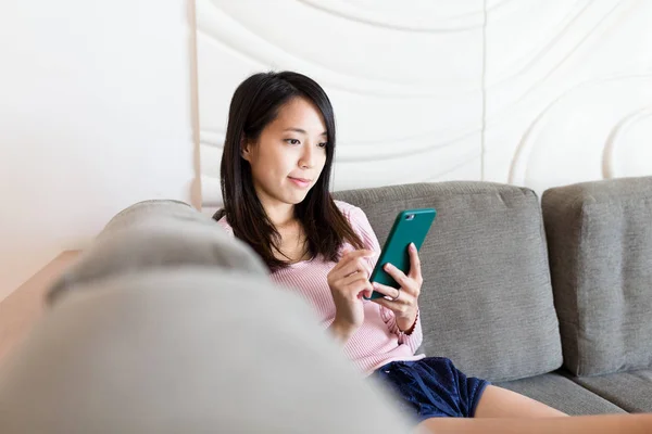 Frau benutzt Handy zu Hause — Stockfoto