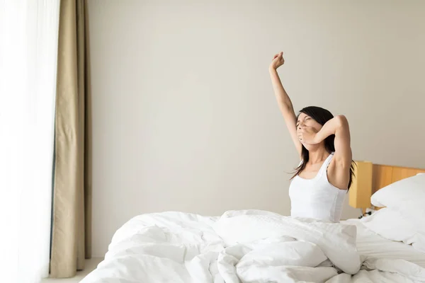 Vrouw geeuw op de ochtend — Stockfoto