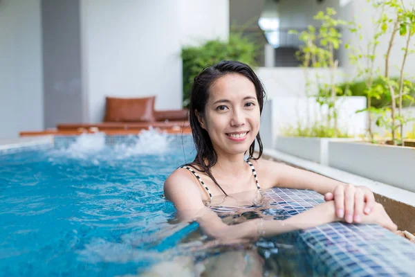 Mulher relaxante na piscina jacuzzi — Fotografia de Stock