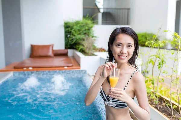 Frau genießt ihren Drink und ihren Wellnessbereich — Stockfoto