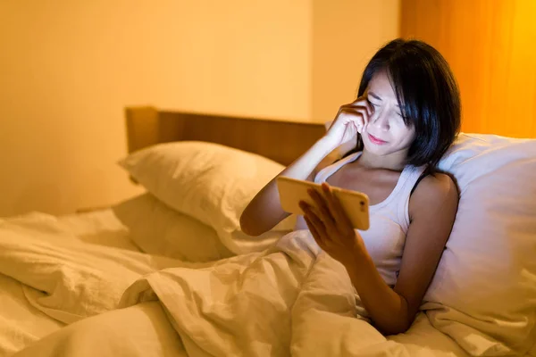Vrouw met mobiele telefoon oog pijn lijden — Stockfoto