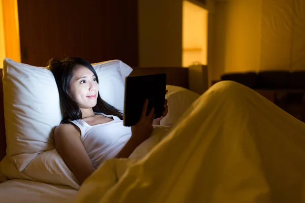 Wanita yang menonton di komputer tablet digital — Stok Foto
