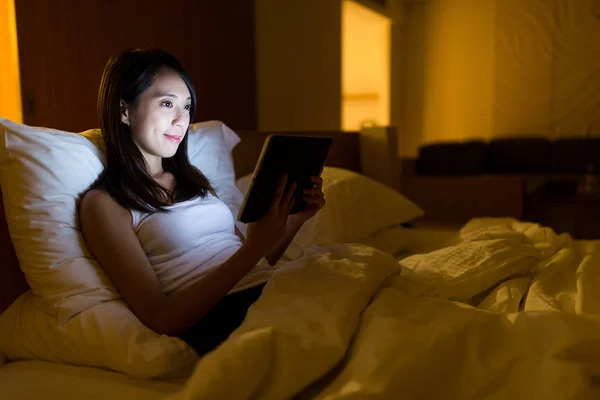 Женщина смотрит на цифровой планшетный компьютер — стоковое фото