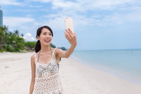 Žena selfie na písečné pláži — Stock fotografie