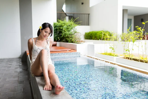 Женщина сидит рядом с бассейном джакузи — стоковое фото