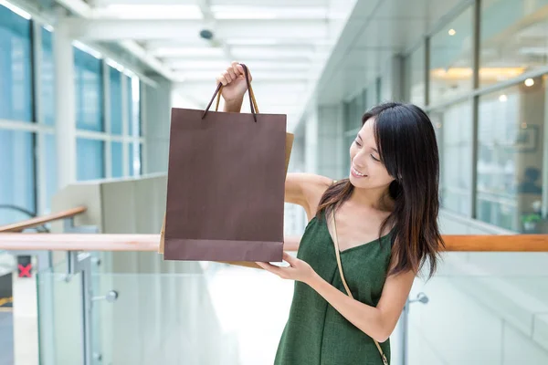 Giovane donna che tiene borse della spesa — Foto Stock
