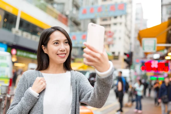 Frau macht Selfie mit Handy — Stockfoto