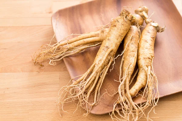 Ginseng coreano su piatto di legno — Foto Stock