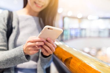 Cep telefonu kullanan kadın