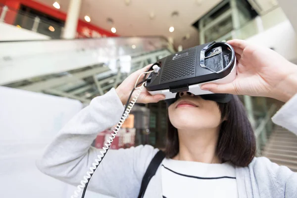 Wanita menonton meskipun perangkat VR — Stok Foto