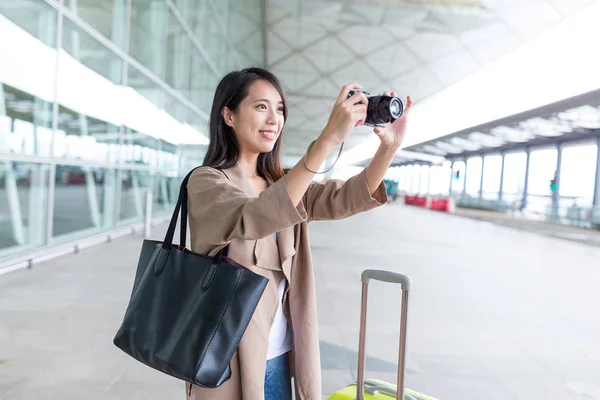 女性は、空港で写真を撮影 — ストック写真