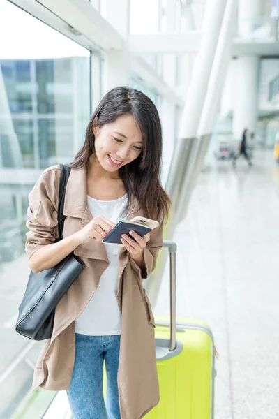 空港で携帯電話を使用しての女性 — ストック写真