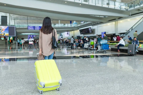 Mulher no aeroporto internacional de Hong Kong — Fotografia de Stock