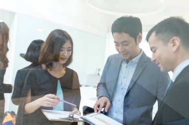 Pencere yansıması görünümünde iş toplantı salonu