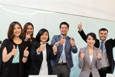 Toplantı Salonu başparmak gösterilmesini iş adamları
