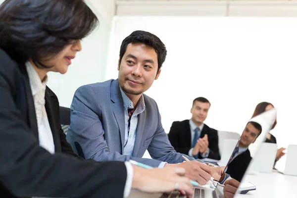 Empresários discutem na sala de conferências — Fotografia de Stock