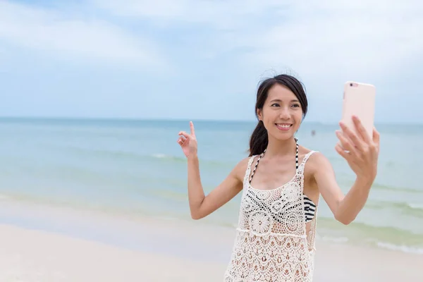 Žena selfie na písečné pláži — Stock fotografie