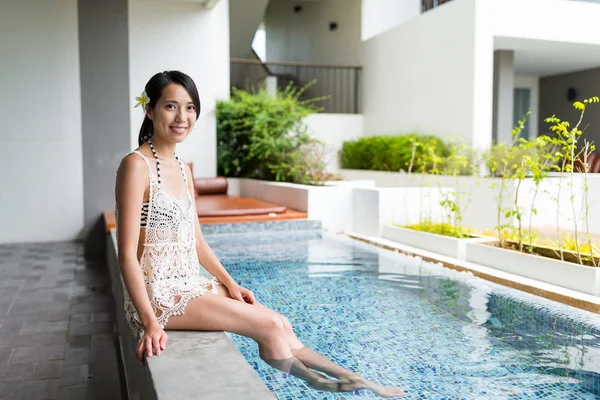 Женщина наслаждается бассейном с джакузи — стоковое фото