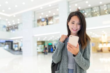 cep telefonu kullanan kadın 