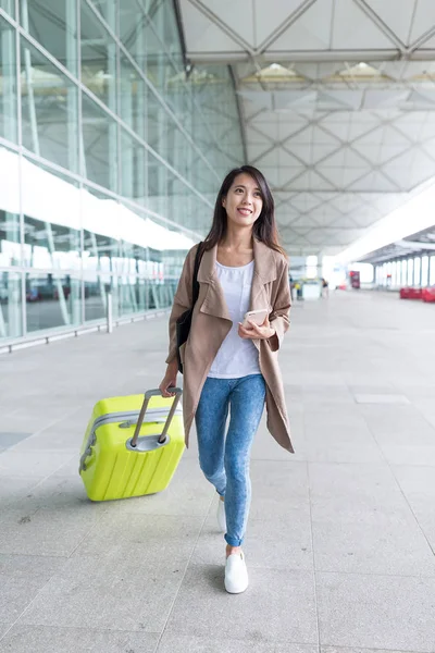 国際空港を歩く婦人 — ストック写真