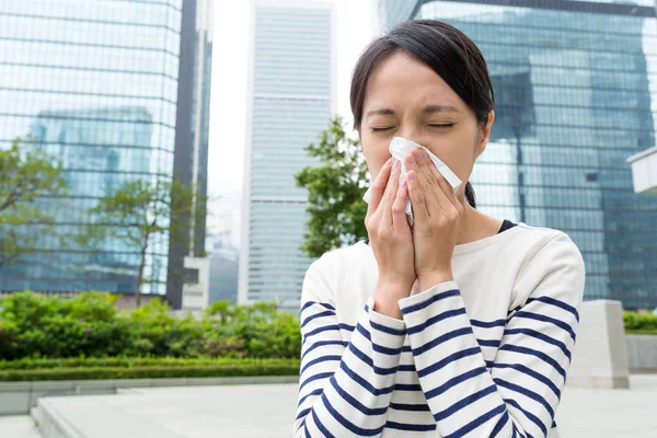 Mujer estornudando al aire libre en Hong Kong — Foto de Stock