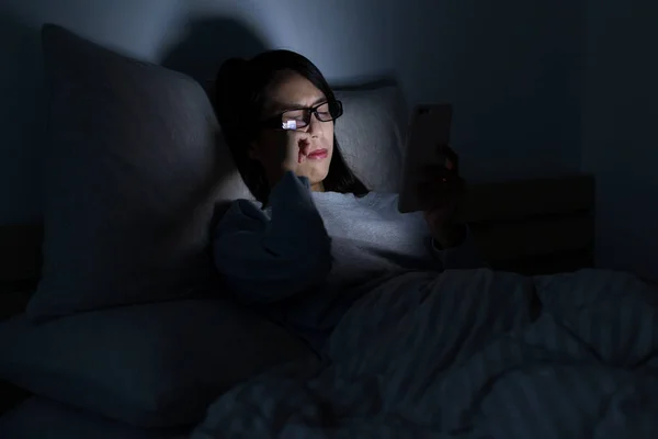 Nő, fáradtságérzés, amikor a mobiltelefon használata — Stock Fotó