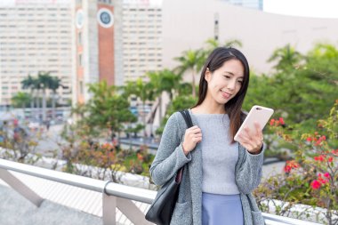 cep telefonu üzerinde çalışan kadın