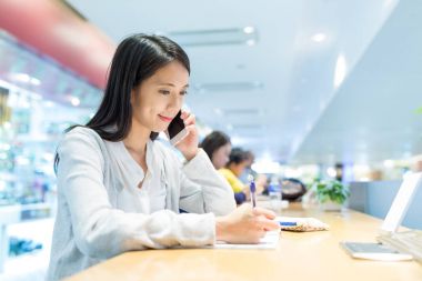 Not yazma ve telefonda konuşurken kadın