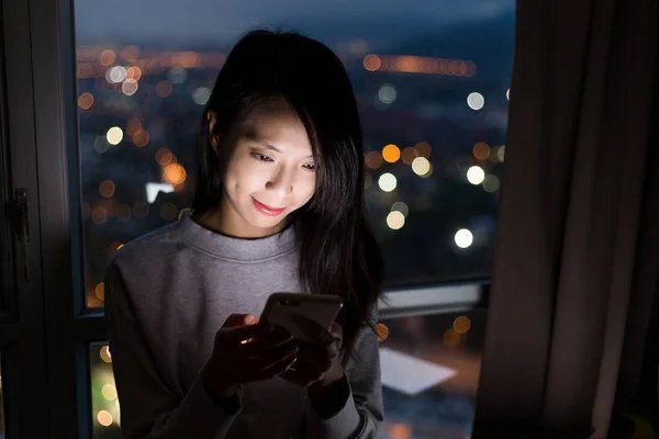 Mulher usando celular à noite — Fotografia de Stock