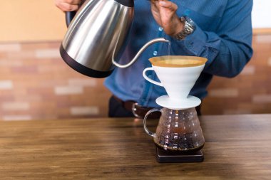 Barista damlayan kahve yapıyor.