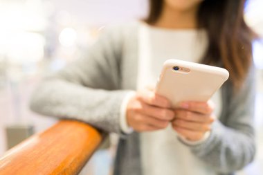 Cep telefonu kullanan kadın