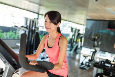 Kadın pratik eliptik makine üzerinde