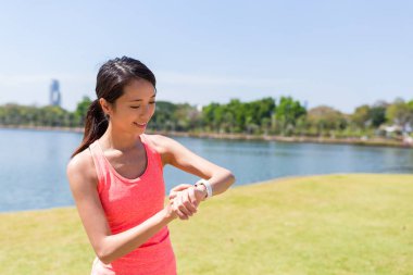 Akıllı izle kullanan kadın 