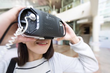 Müzesi'nde vr aygıtta çalışan bir kadına 