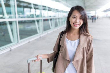 Hong Kong'da seyahat eden kadın