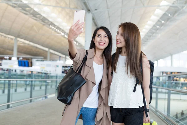 Vänner tar selfie i flygplats — Stockfoto