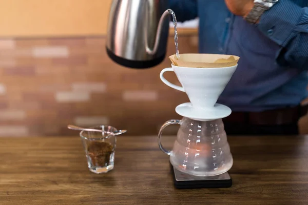 Barista att göra en dropp kaffe — Stockfoto
