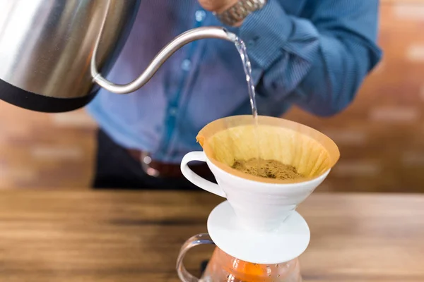 Barista wylewa wodę na filtr do kawy — Zdjęcie stockowe