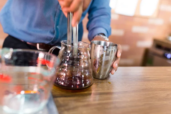 Barista maken van een infuus koffie in het café — Stockfoto