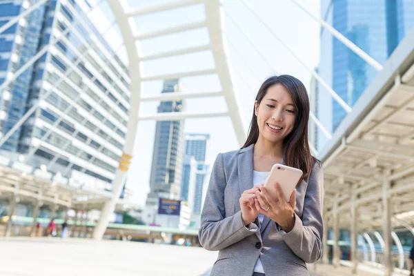 Zakenvrouw die mobiele telefoon gebruikt — Stockfoto