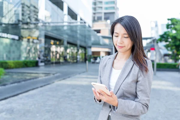 携帯電話を利用する実業家 — ストック写真