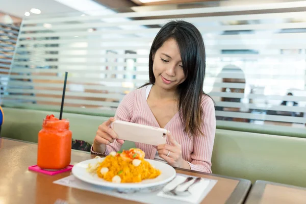 Frau fotografiert in Restaurant — Stockfoto