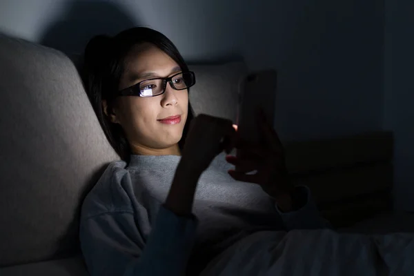 Mujer trabajando en el teléfono celular por la noche —  Fotos de Stock