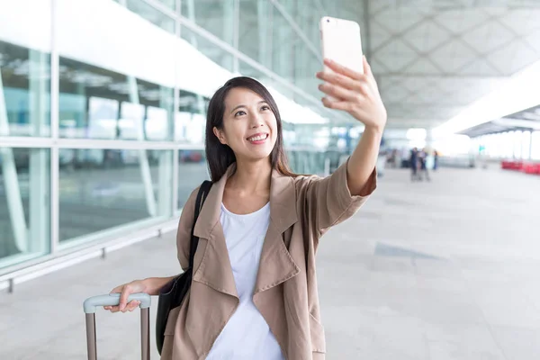 Woman go travel and taking selfie — Stock Photo, Image