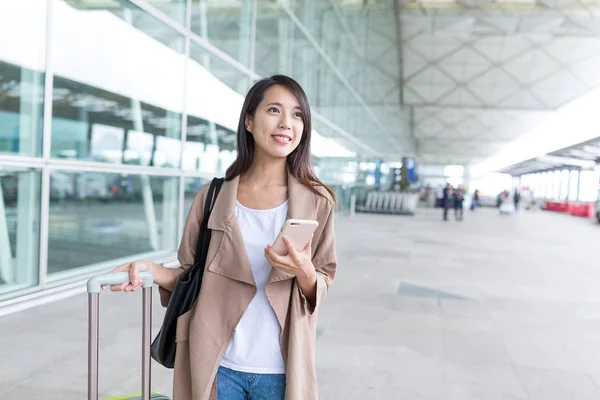 Woman looking for taxi in airport — Stock Photo, Image