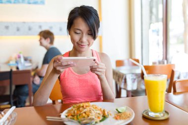 Kadın alarak resmi restoran yemekleri için