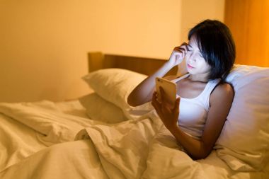 Cep telefonu kullaranarak ile kadın duygu göz ağrısı 