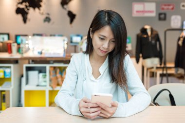 cep telefonu üzerinde çalışan kadın