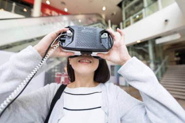 VR aygıtla izlerken kadın