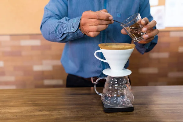 Barista kocht einen Kaffee — Stockfoto